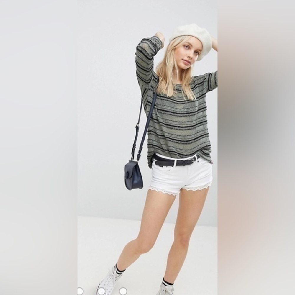 Forever, 21 premium denim soft white lace trim jean shorts size 28